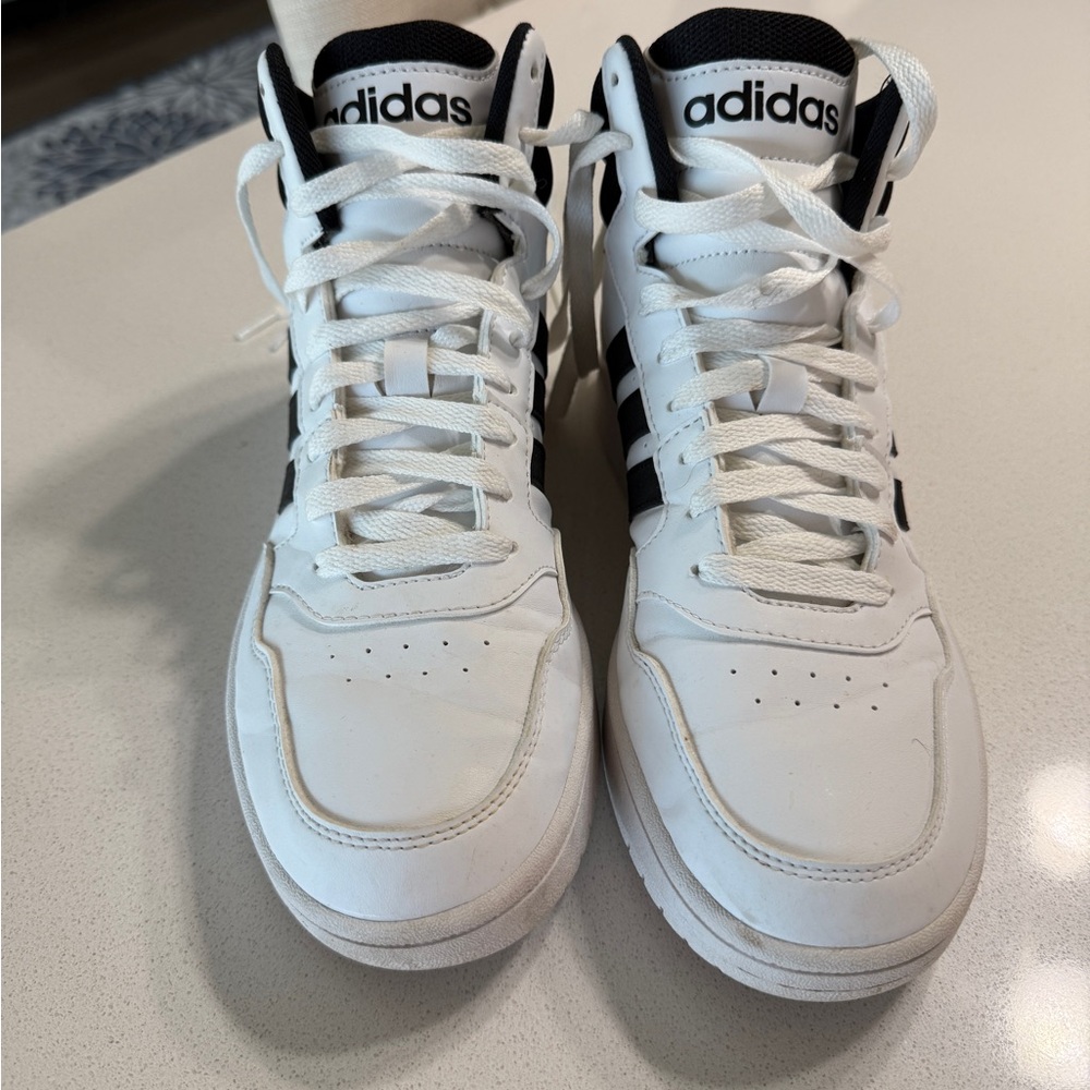 Adidas Men’s 7.5 sneakers gently used